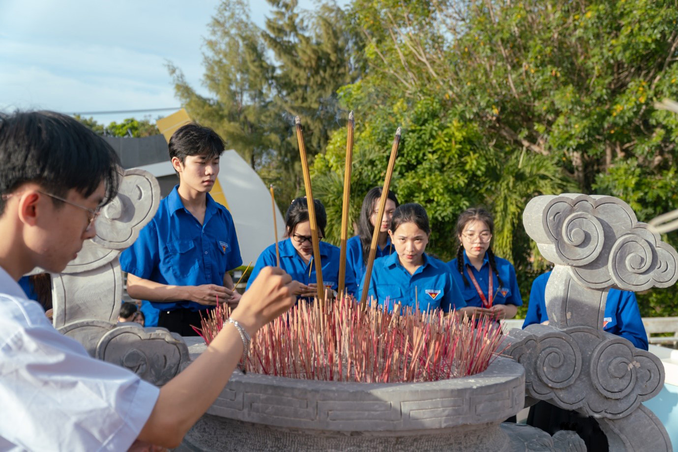 Trong chương trình tập huấn, cán bộ Đoàn - Hội đã cùng nhau tham gia “Hành trình về nguồn” tại Nghĩa trang Liệt sỹ Rừng Sác để dâng hương, tưởng nhớ những anh hùng có công với cách mạng, những người đã hy sinh để mang lại độc lập, tự do và hạnh phúc cho mỗi người dân Việt Nam.