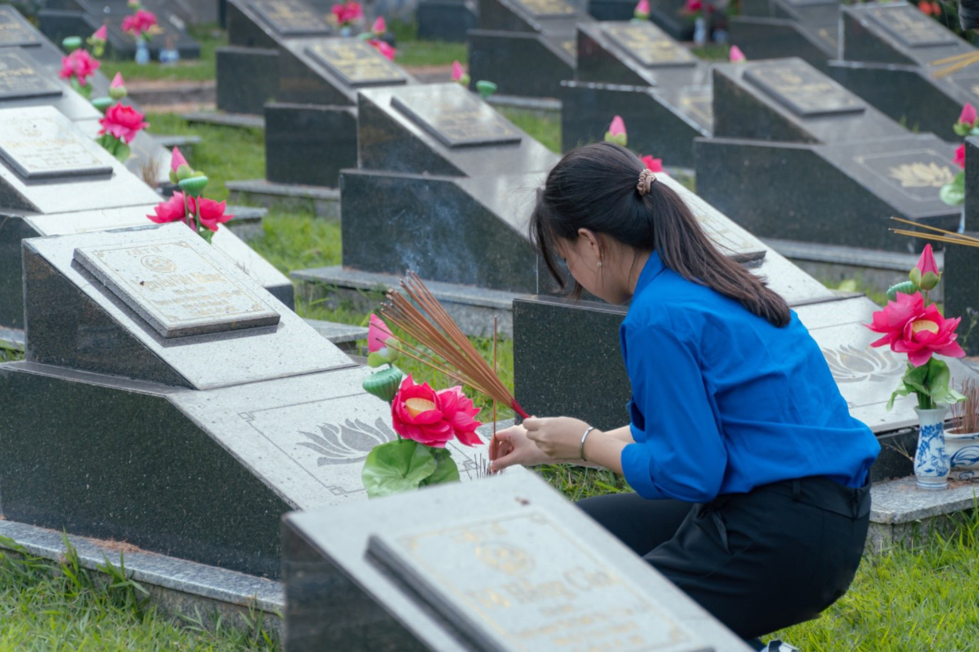 Trong chương trình tập huấn, cán bộ Đoàn - Hội đã cùng nhau tham gia “Hành trình về nguồn” tại Nghĩa trang Liệt sỹ Rừng Sác để dâng hương, tưởng nhớ những anh hùng có công với cách mạng, những người đã hy sinh để mang lại độc lập, tự do và hạnh phúc cho mỗi người dân Việt Nam.