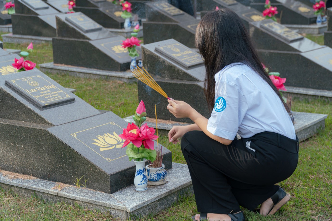 Trong chương trình tập huấn, cán bộ Đoàn - Hội đã cùng nhau tham gia “Hành trình về nguồn” tại Nghĩa trang Liệt sỹ Rừng Sác để dâng hương, tưởng nhớ những anh hùng có công với cách mạng, những người đã hy sinh để mang lại độc lập, tự do và hạnh phúc cho mỗi người dân Việt Nam.